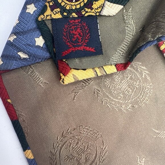 Vintage Tommy Hilfiger Men's Tie 100% Italian Silk USA Made Flags Crest Logo Red - Picture 5 of 8